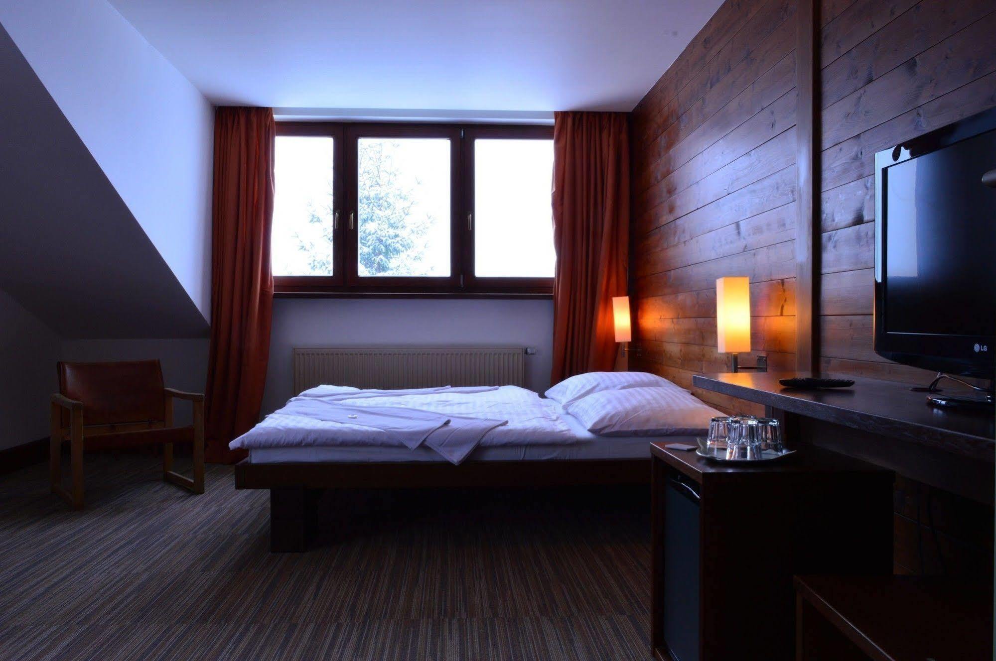 Hotel Adam ชปินด์เลอรูฟ มลิน ภายนอก รูปภาพ