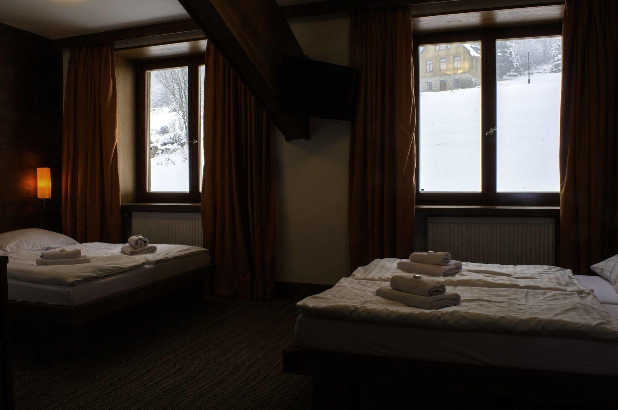 Hotel Adam ชปินด์เลอรูฟ มลิน ภายนอก รูปภาพ